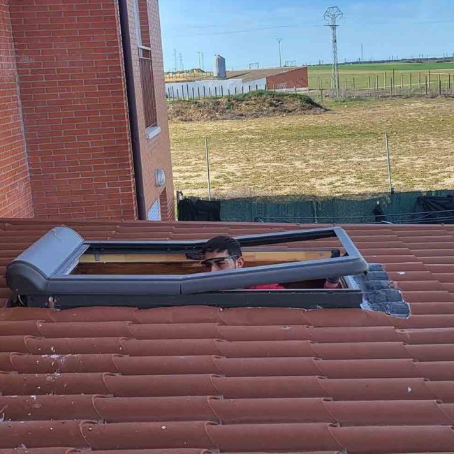 Instalación de una ventana en el tejado de un edificio