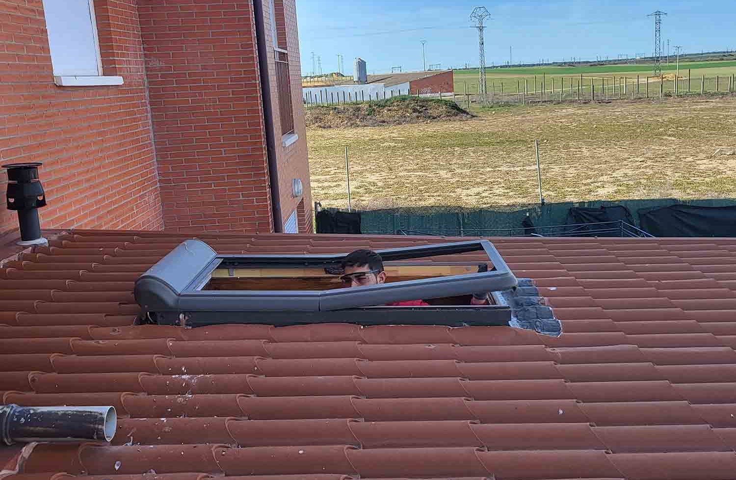 Instalación de una ventana en el tejado de un edificio