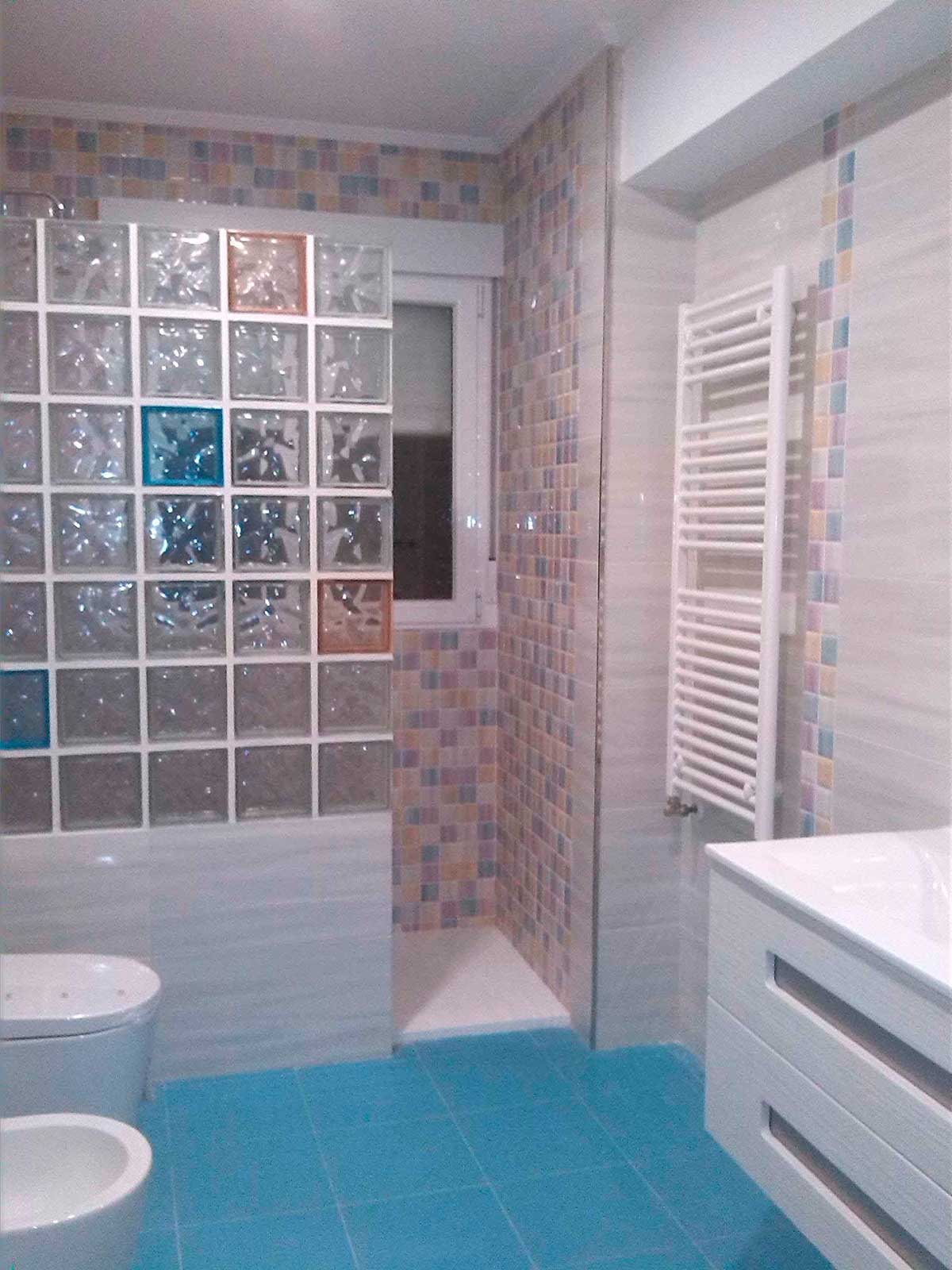 Baño con ducha reformado totalmente por Zanfona Proyectos.