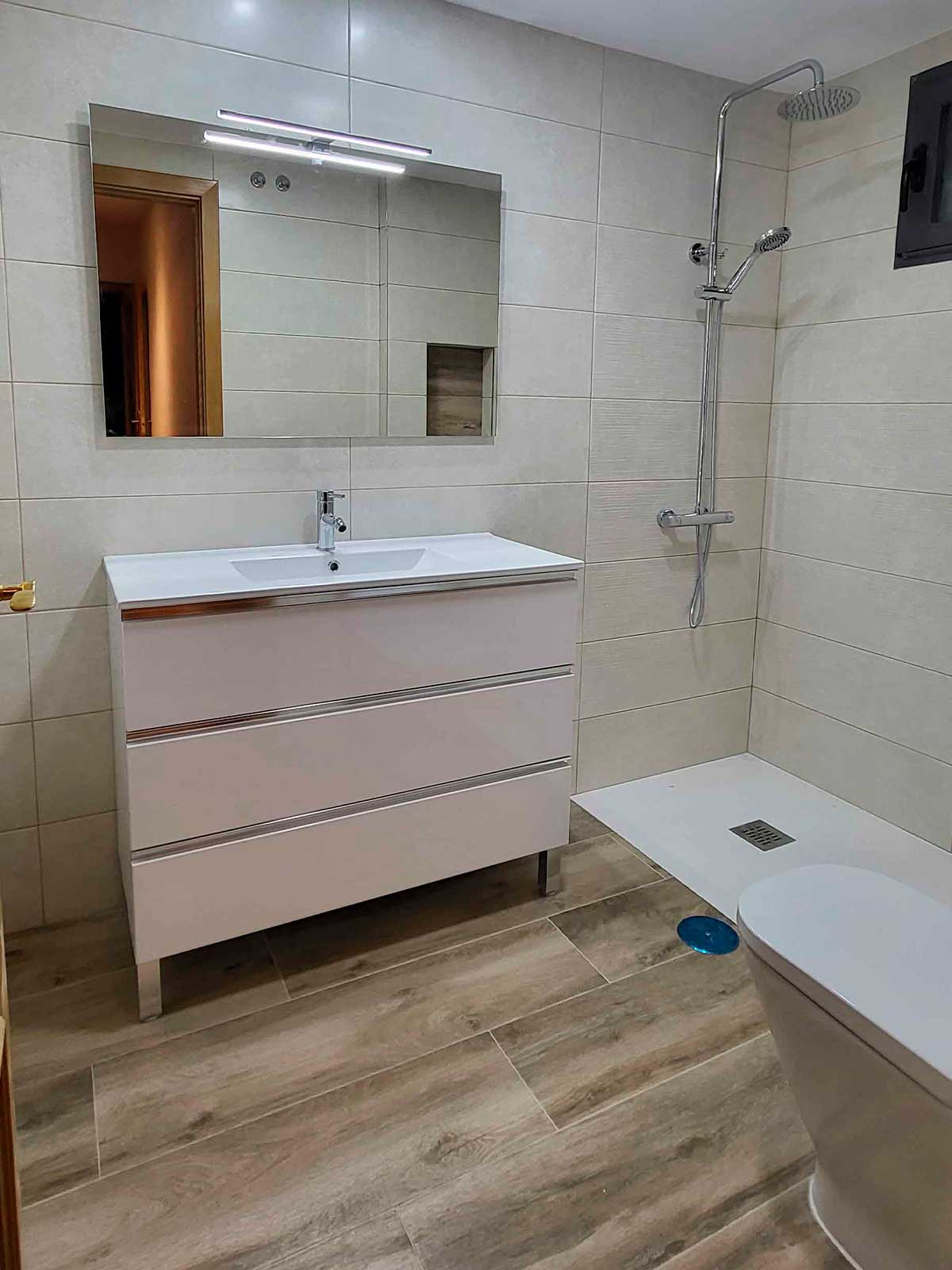 Baño reformado por Zanfona Proyectos en Valladolid.