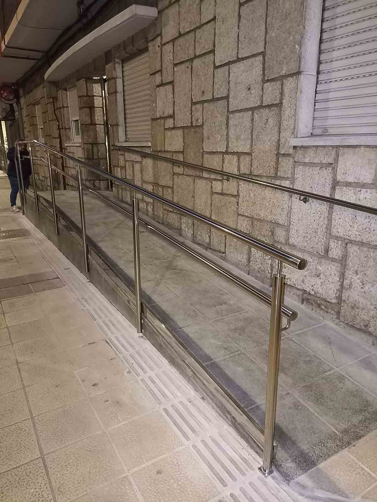 Detalle rampa portal reformado en Valladolid accesibilidad cota cero.