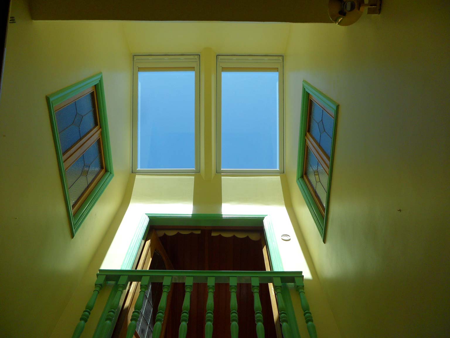 Interior de vivienda con dos ventanas Velux instaladas en Antonio Machado.
