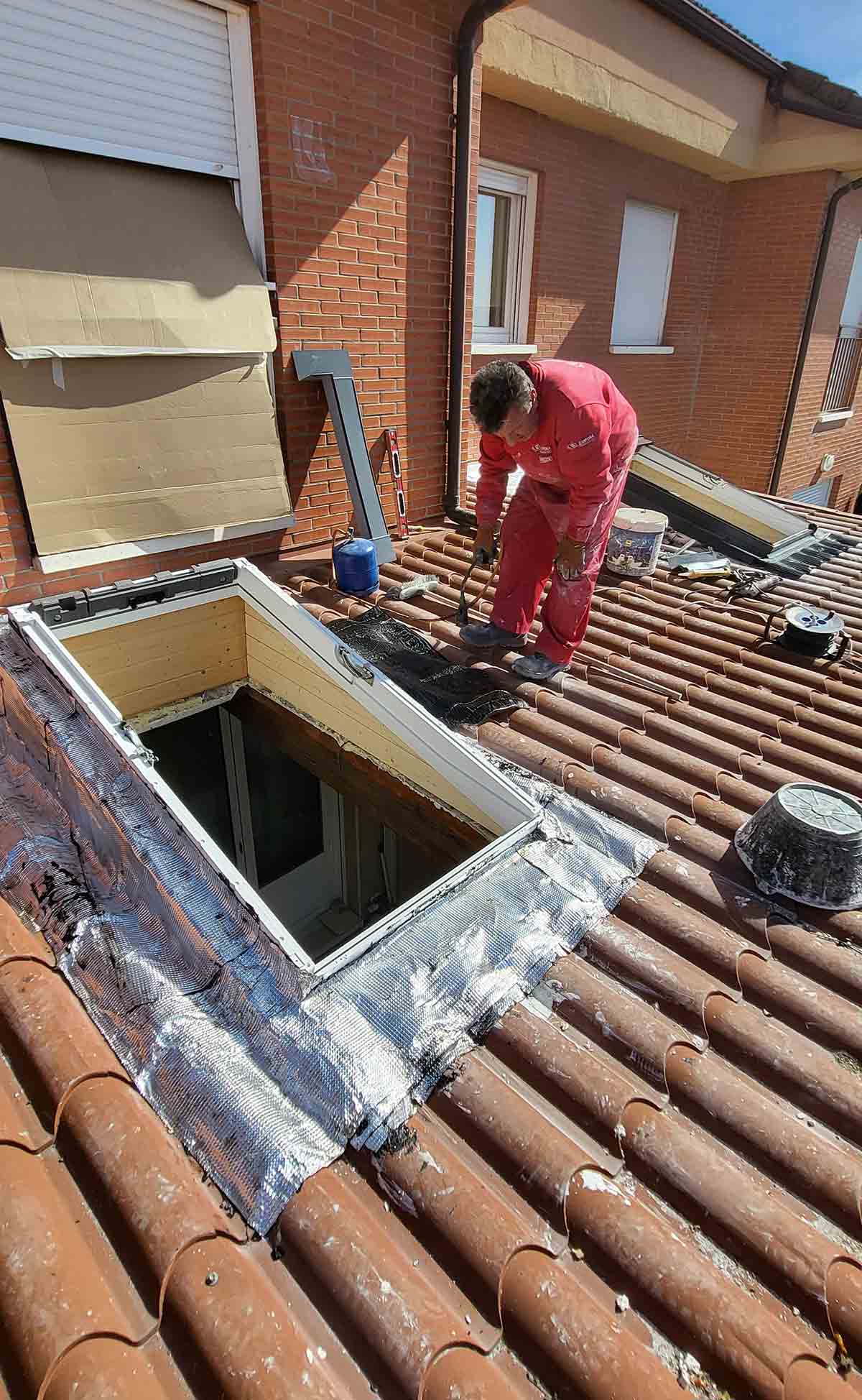 Trabajador en tejado. Instalación y susttitución de ventanas Velux en Valladolid.